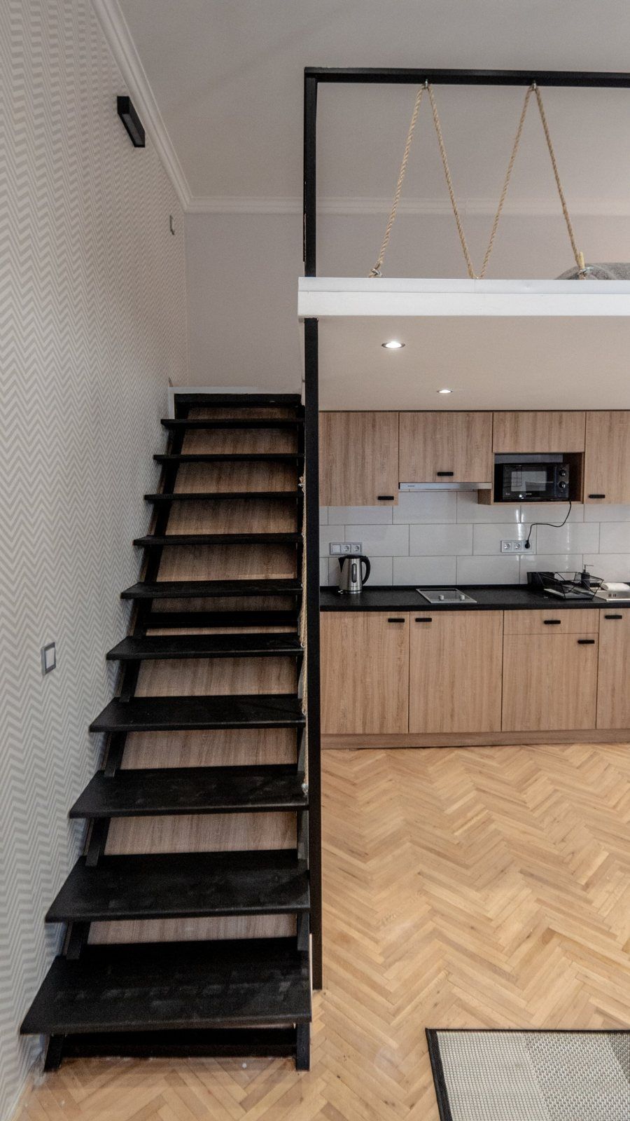 Studio A · escalier et cuisine